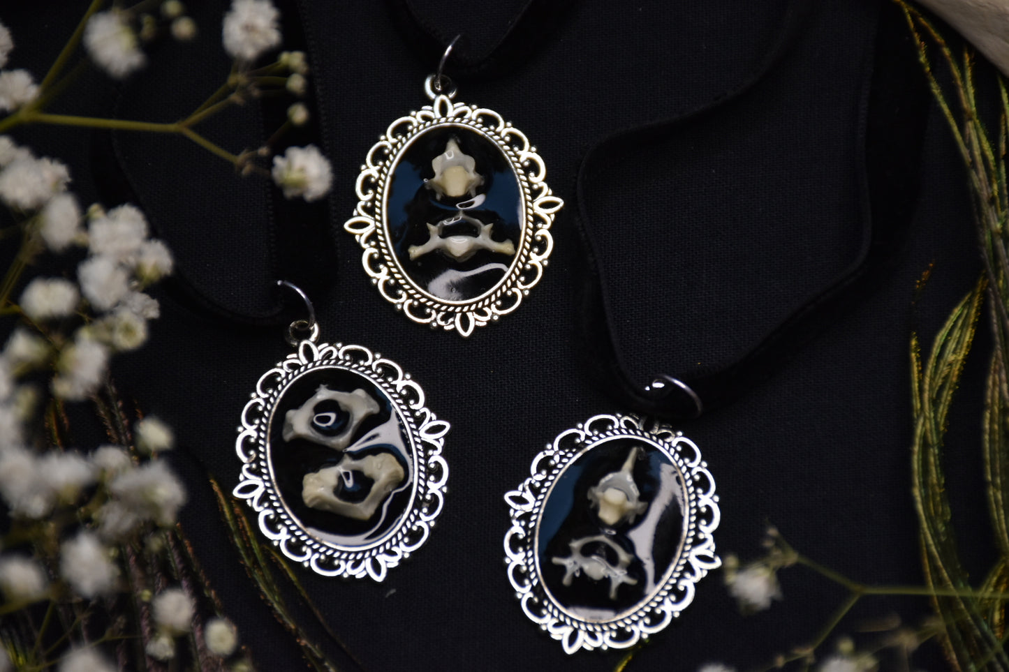 Rat bone velvet choker