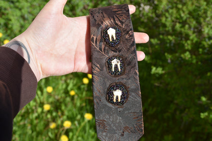 Brown tooth tie