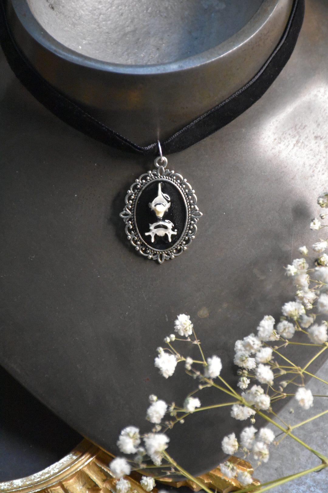 Rat bone velvet choker