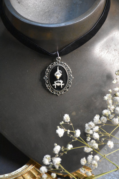 Rat bone velvet choker